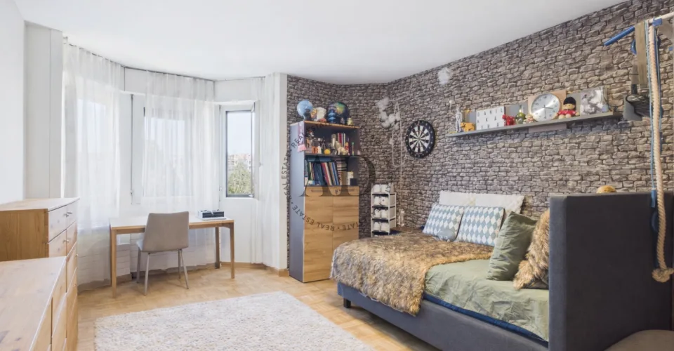 EXCLUSIVITE - Grand appartement lumineux en étage élevé – photo 4 sur 8
