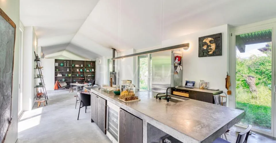 En exclusivité : Villa individuelle de plain-pied avec studio indépendant, parcelle de plus de 1'000 m2