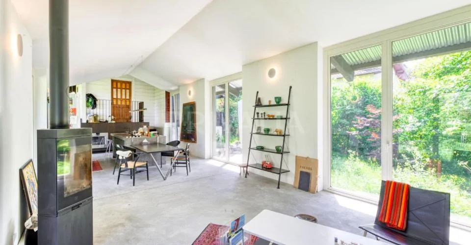 En exclusivité : Villa individuelle de plain-pied avec studio indépendant, parcelle de plus de 1'000 m2