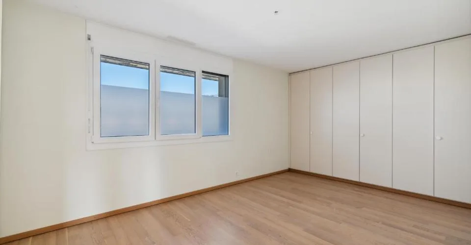 Exclusivité : attique traversant de 5 pièces avec généreuse terrasse et balcon