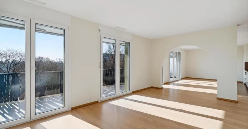Exclusivité : attique traversant de 5 pièces avec généreuse terrasse et balcon