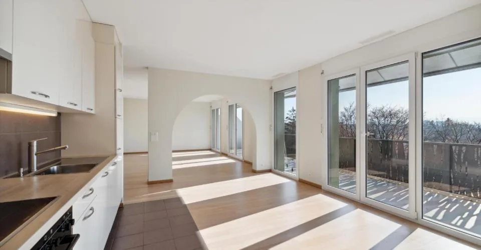Exclusivité : attique traversant de 5 pièces avec généreuse terrasse et balcon