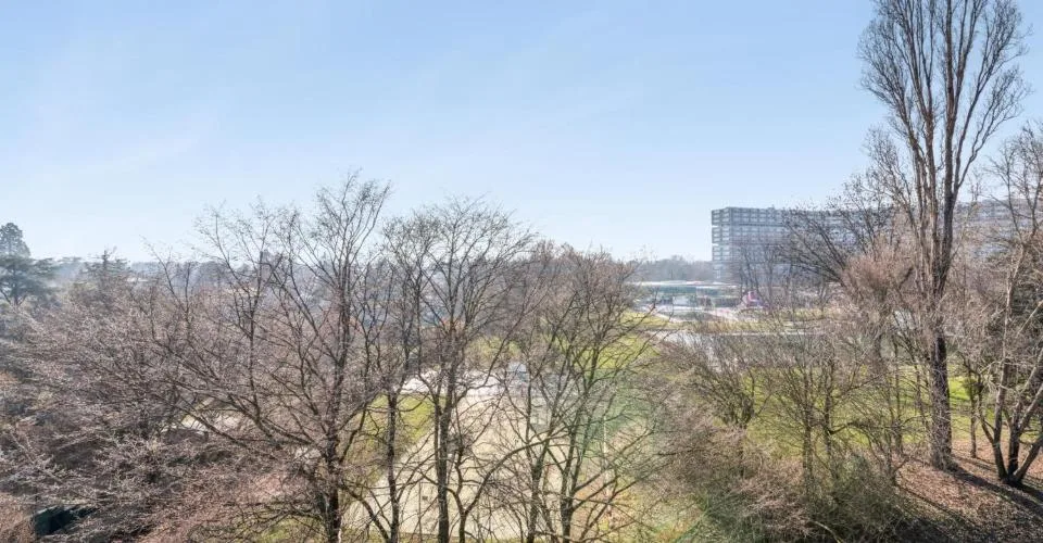 Exclusivité : attique traversant de 5 pièces avec généreuse terrasse et balcon
