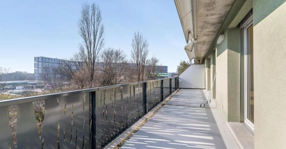 Exclusivité : attique traversant de 5 pièces avec généreuse terrasse et balcon