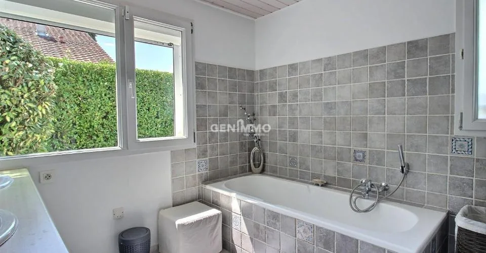 CHENS-SUR-LEMAN (France voisine) Villa d'architecte