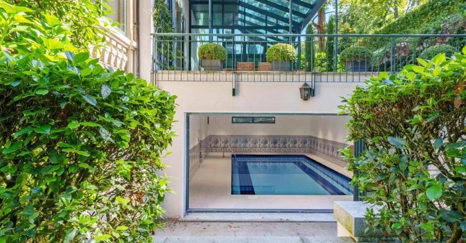 Superbe maison du XIXème siècle en plein centre-ville avec piscine intérieure