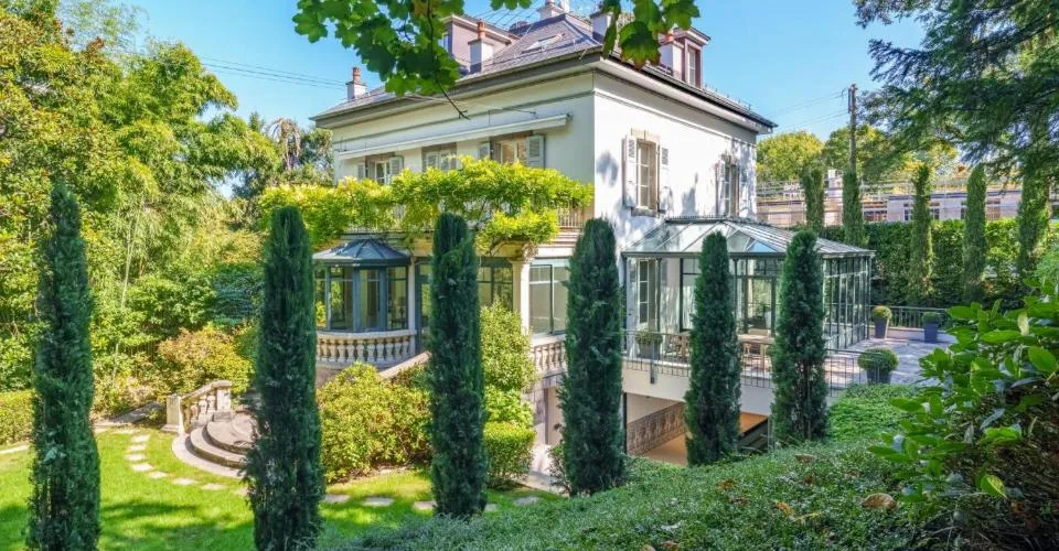 Superbe maison du XIXème siècle en plein centre-ville avec piscine intérieure