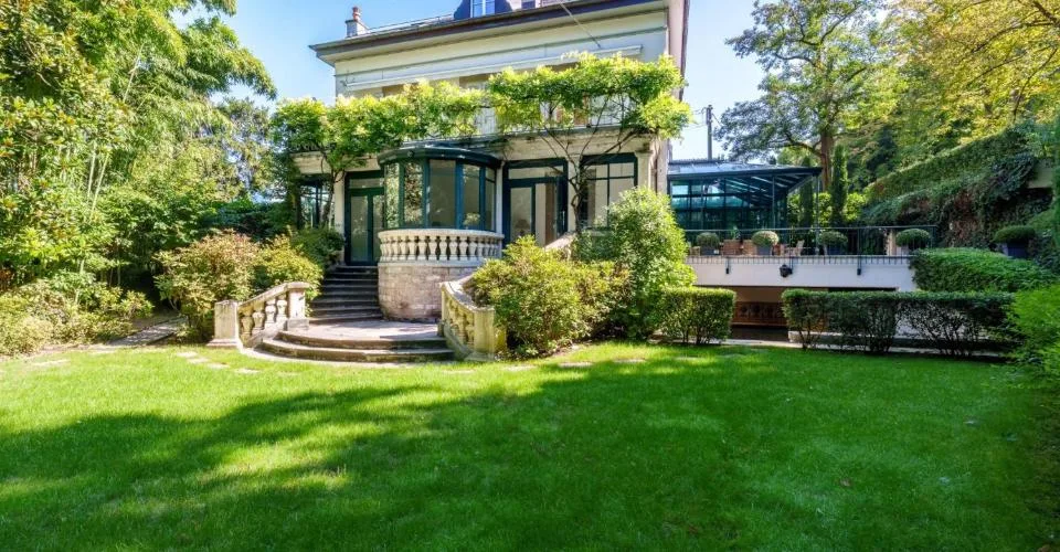 Superbe maison du XIXème siècle en plein centre-ville avec piscine intérieure