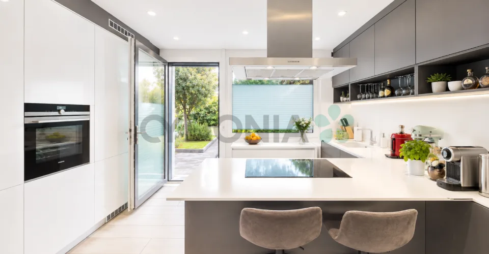 Belle maison mitoyenne d'une surface de 135 m² répartie sur trois étages, en zone résidentielle d'Aire.