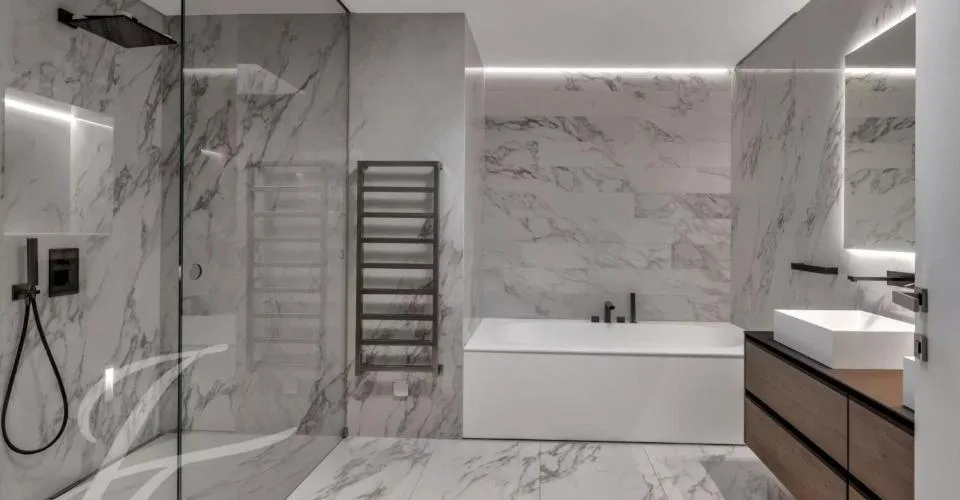 Elegance contemporaine pied dans l'eau