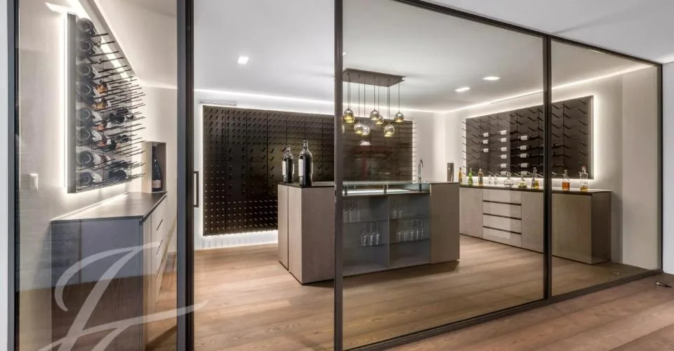 Elegance contemporaine pied dans l'eau