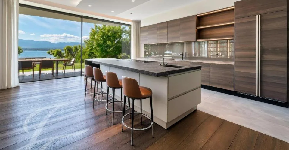 Elegance contemporaine pied dans l'eau