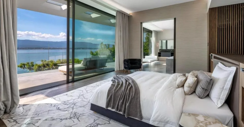 Elegance contemporaine pied dans l'eau
