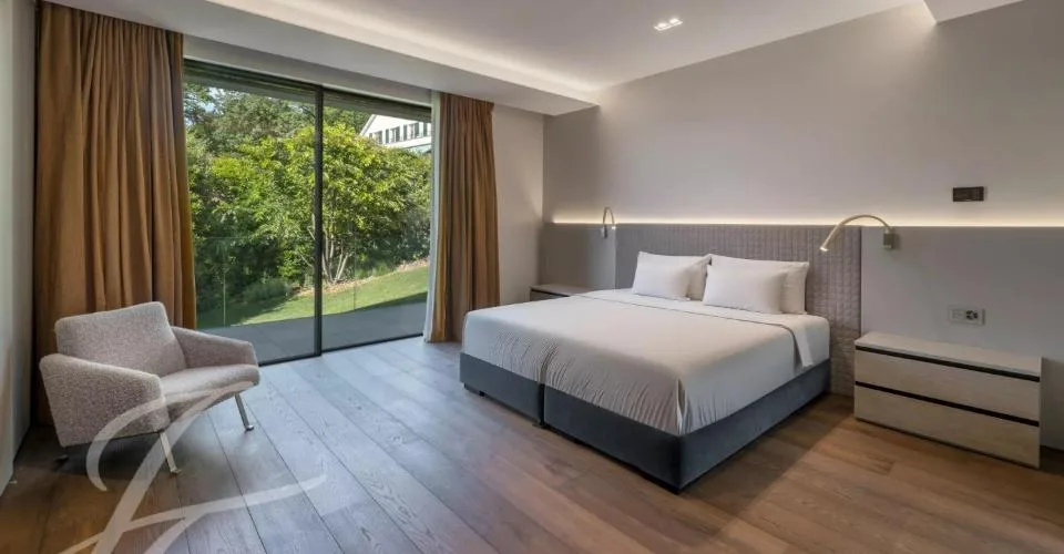 Elegance contemporaine pied dans l'eau