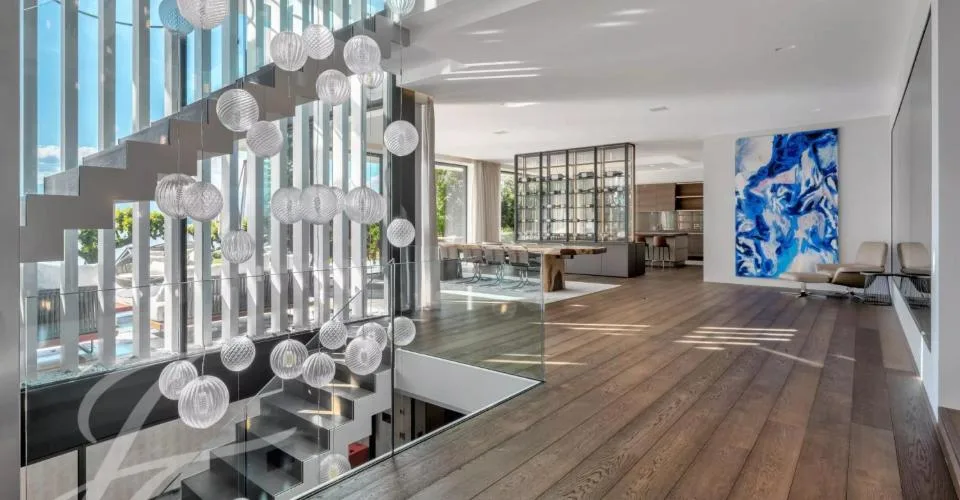 Elegance contemporaine pied dans l'eau