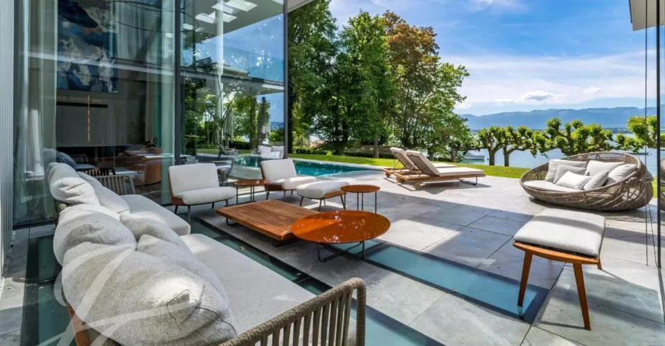 Elegance contemporaine pied dans l'eau
