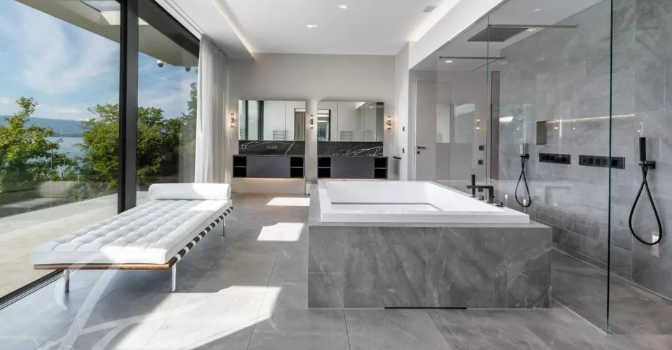 Elegance contemporaine pied dans l'eau