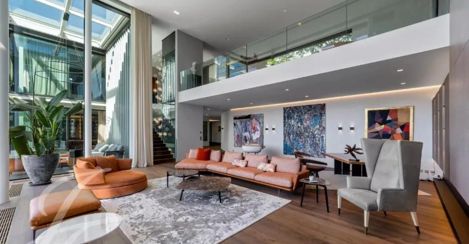 Elegance contemporaine pied dans l'eau