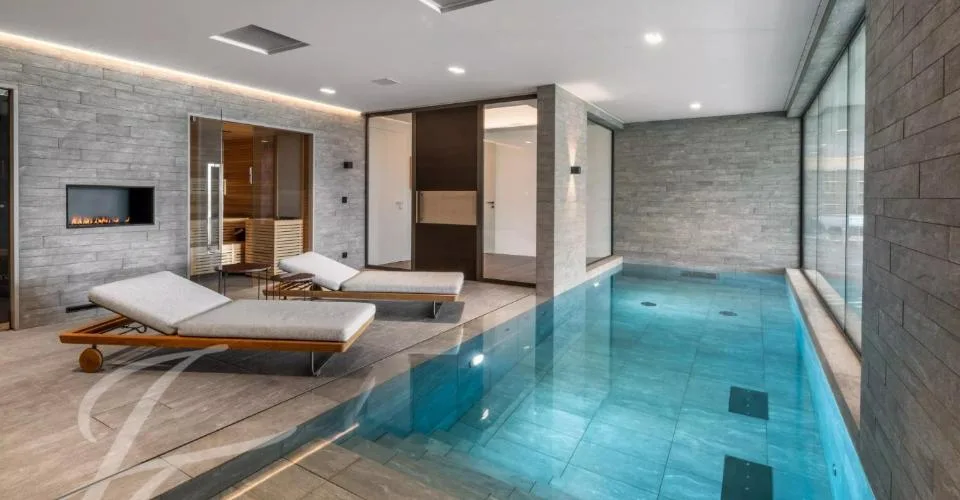 Elegance contemporaine pied dans l'eau