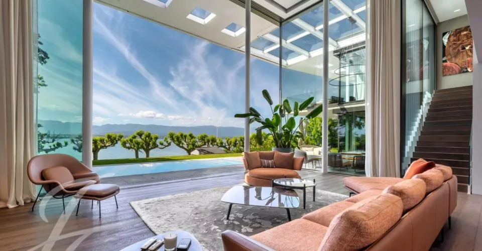 Elegance contemporaine pied dans l'eau