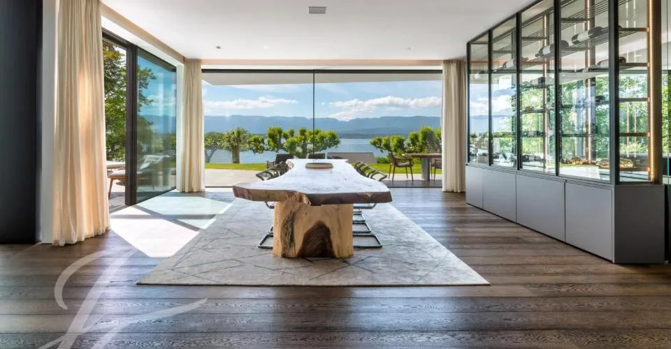 Elegance contemporaine pied dans l'eau