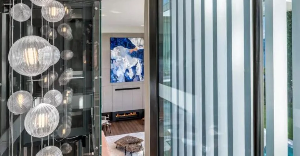 Elegance contemporaine pied dans l'eau