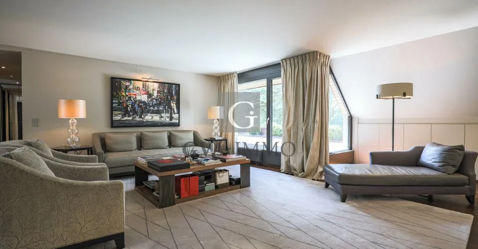 Superbe attique avec grandes terrasses au cœur d'un parc privé