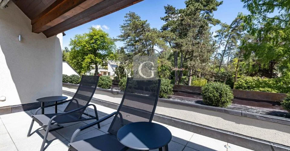 Superbe attique avec grandes terrasses au cœur d'un parc privé