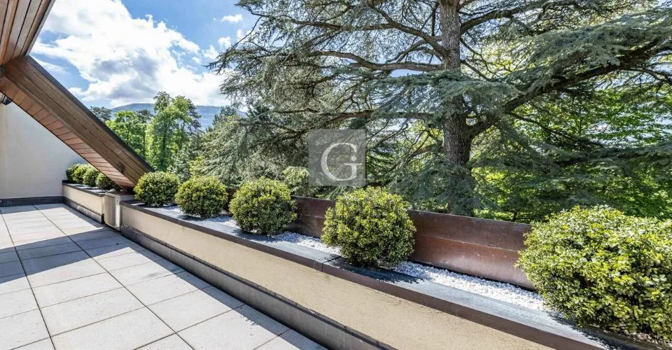 Superbe attique avec grandes terrasses au cœur d'un parc privé