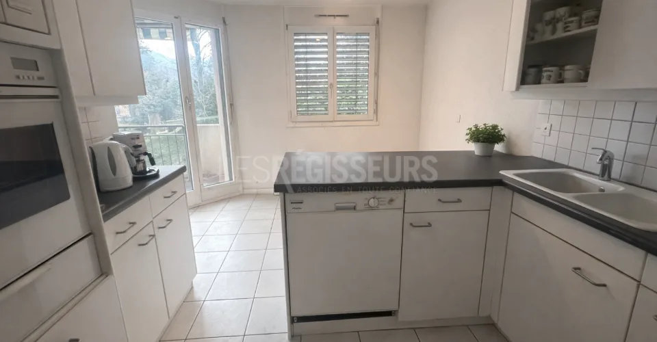 Appartement 5 pièces au 1er étage ? sans vis-à-vis | Loggia | Parking intérieur