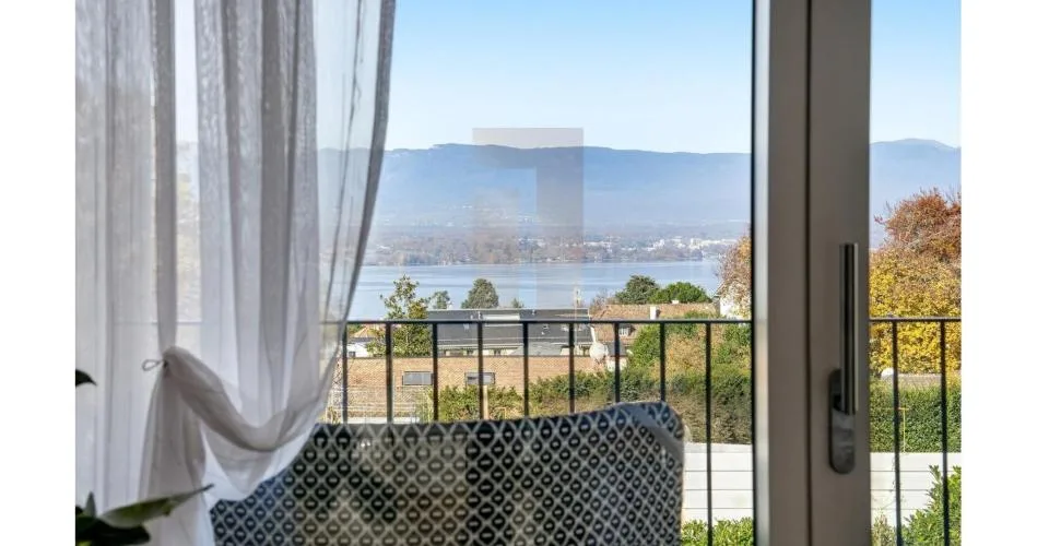 Exclusivité : Maison contemporaine clé en main avec vue lac