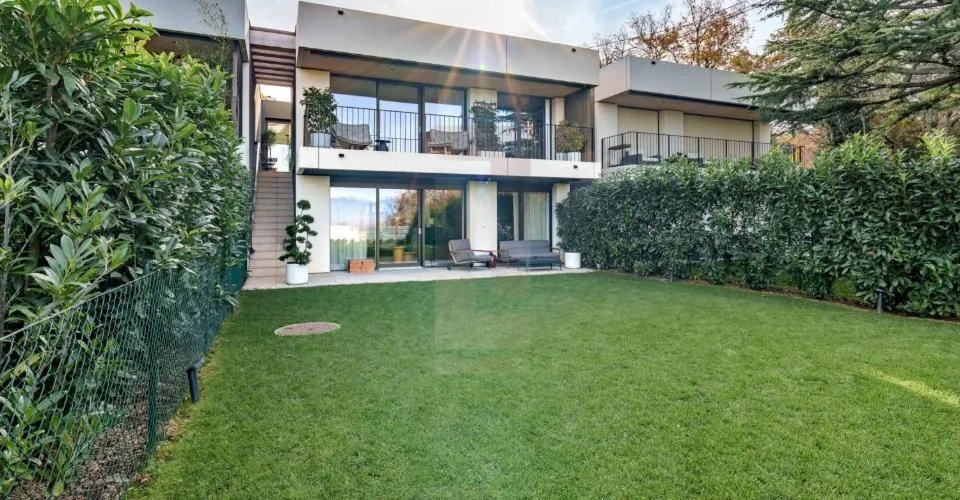 Exclusivité : Maison contemporaine clé en main avec vue lac