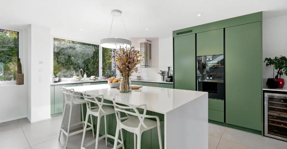 Exclusivité : Maison contemporaine clé en main avec vue lac
