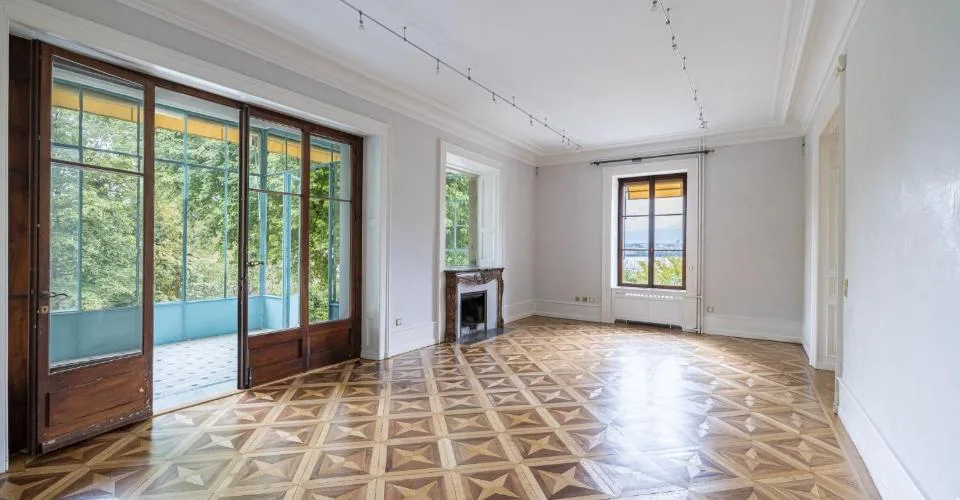 Propriété d'exception - sublime maison de Maître avec vue et accès lac
