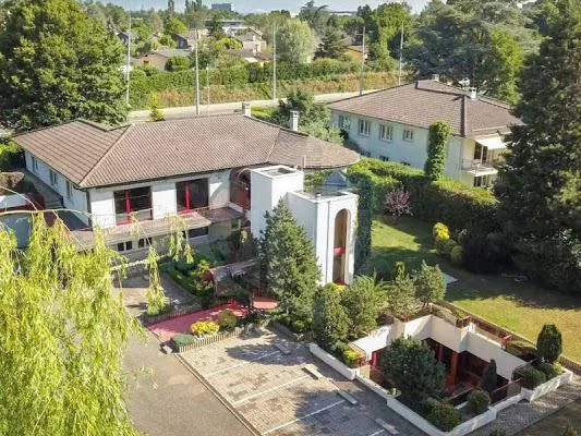 Bâtiment commercial avec 1 appartement sur 1850m2 à Confignon