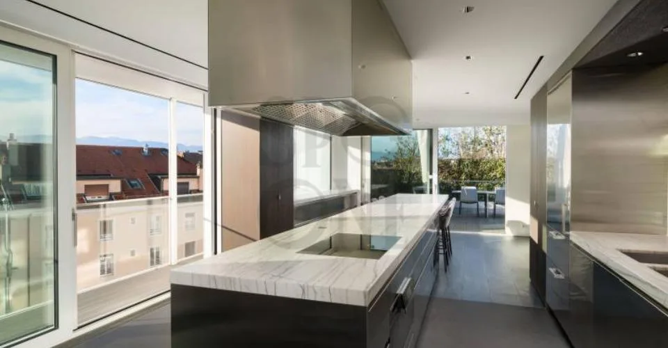 Prestigieux triplex avec vues imprenables sur le lac et les Alpes