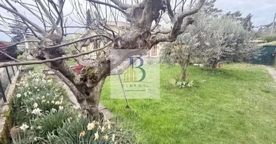 Exclusivité - A rénover - Villa composée de deux appartements