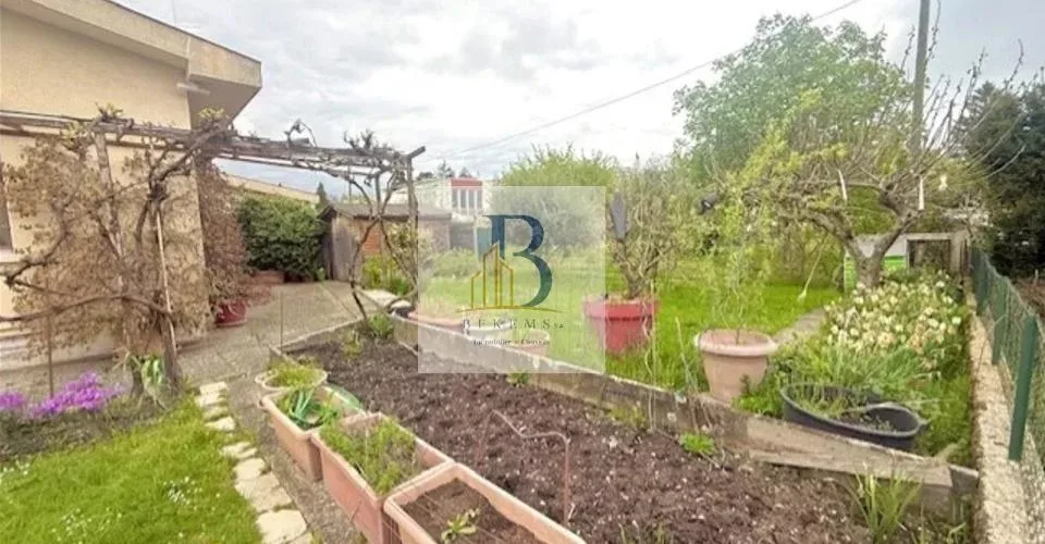 Exclusivité - A rénover - Villa composée de deux appartements