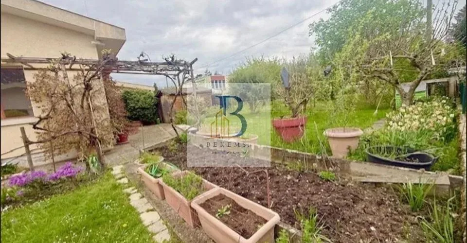 Exclusivité - A rénover - Villa composée de deux appartements