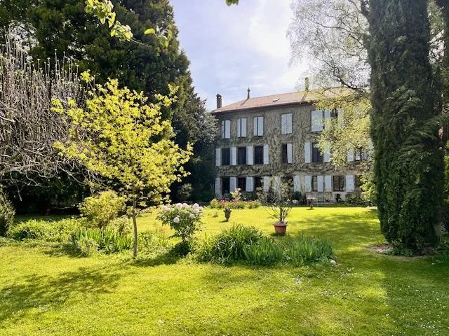 Grande maison villageoise en viager dans la campagne genevoise de Satigny