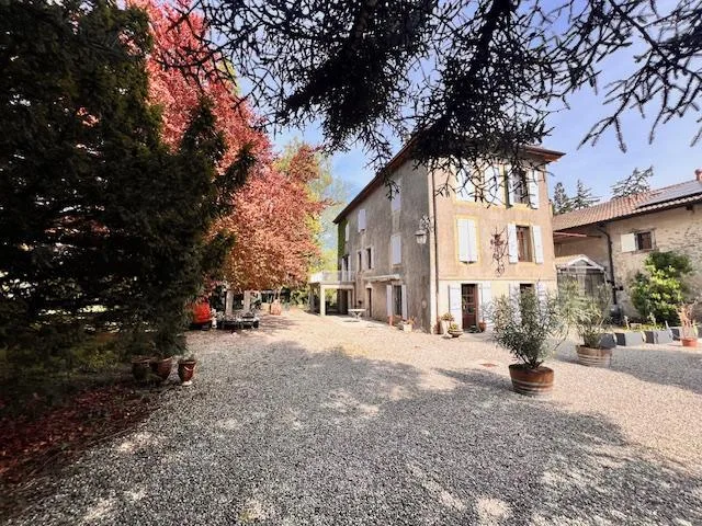 Grande maison villageoise en viager dans la campagne genevoise de Satigny