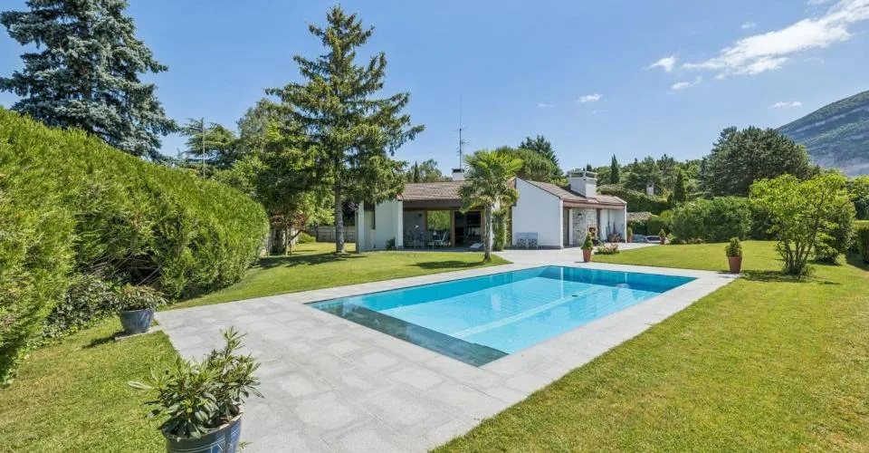 Villa d'architecte avec piscine et vue panoramique sur le Salève