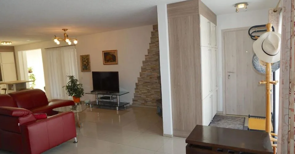 ARI-262 - Magnifique rez-de-jardin de 5,5 pièces dans une maison de standing à 2 logements