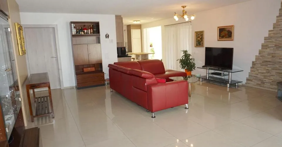 ARI-262 - Magnifique rez-de-jardin de 5,5 pièces dans une maison de standing à 2 logements