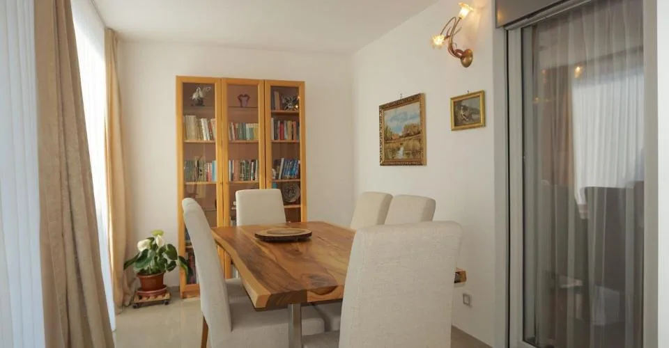 ARI-262 - Magnifique rez-de-jardin de 5,5 pièces dans une maison de standing à 2 logements