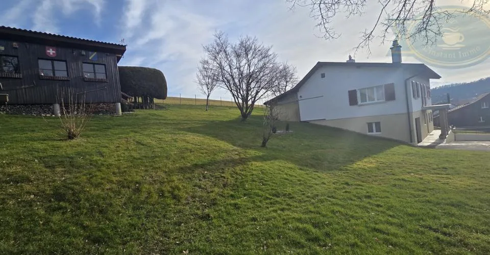Maison spacieuse avec vue dégagée et grand terrain à Coeuve – Foto 2 von 13