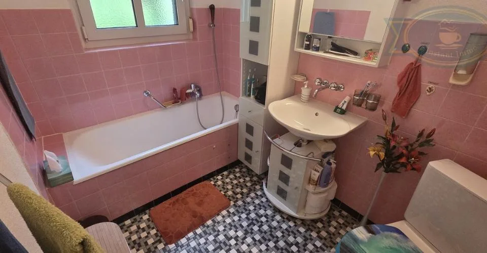 Maison spacieuse avec vue dégagée et grand terrain à Coeuve – Foto 10 von 13