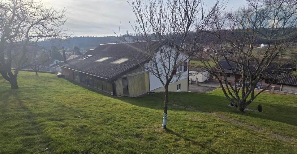 Maison spacieuse avec vue dégagée et grand terrain à Coeuve – Foto 3 von 13