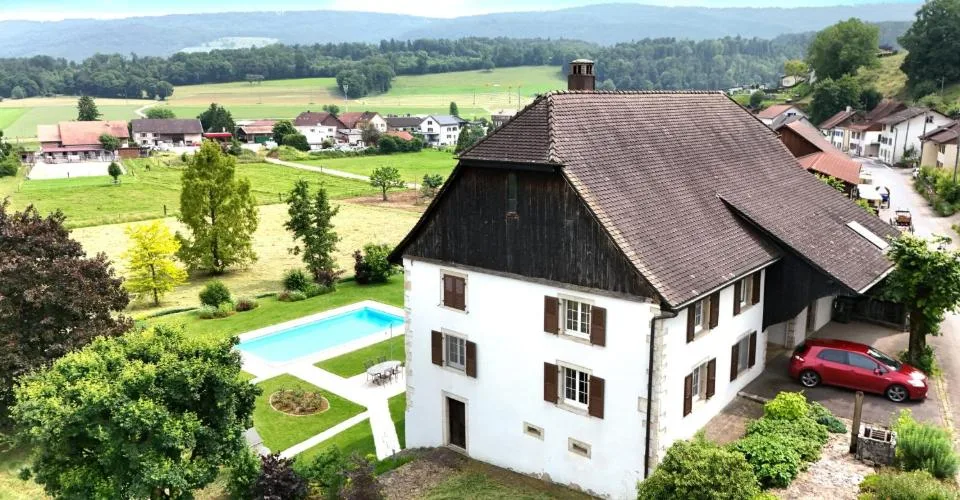 Superbe ferme rénovée de 7 pièces à Courtedoux