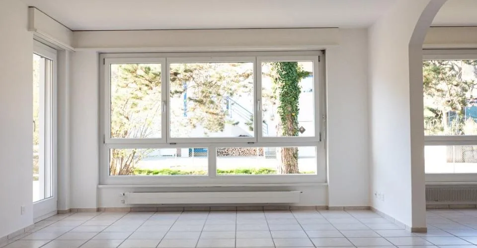 Superbe appartement rénové de 3½ pièces avec balcon, garage et vue dégagée